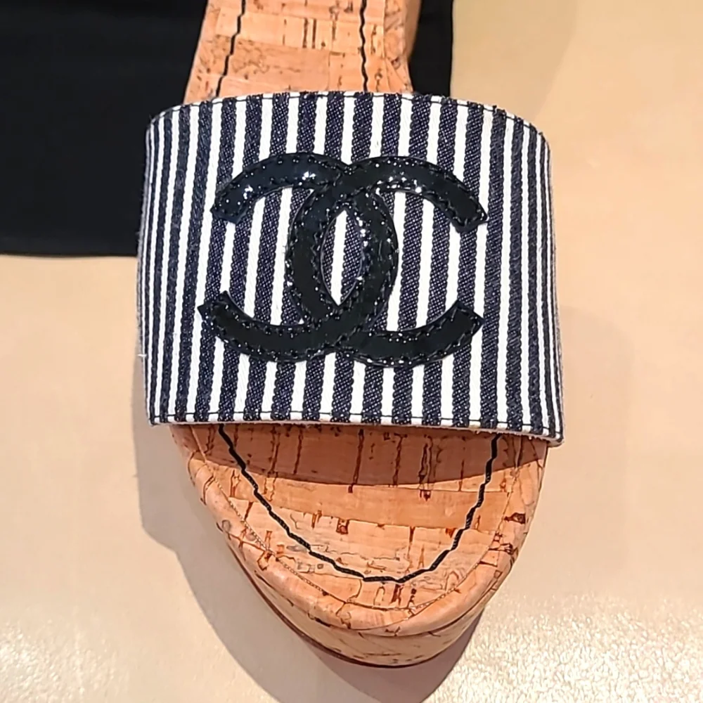 👡👡👡CHANEL New Cork Slides with Patent Logo. Stunning. - Picture 2 of 8
